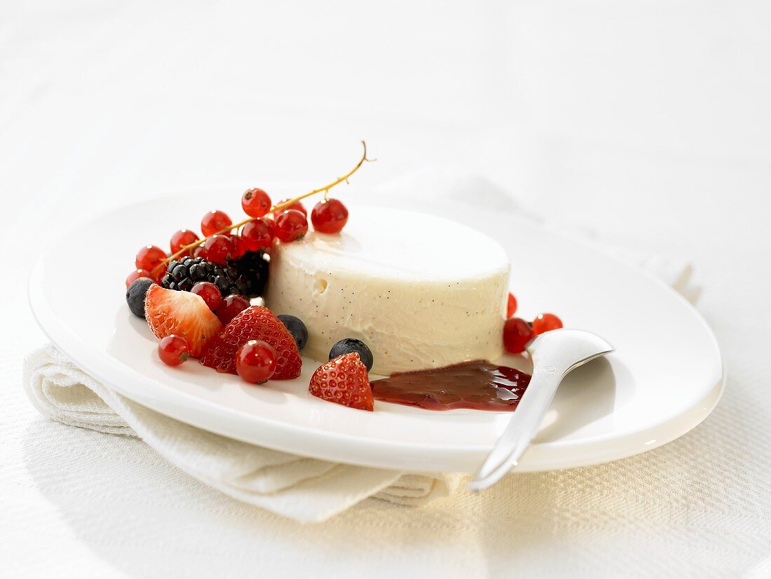 Bavarian cream (Crème Bavaroise) with berries