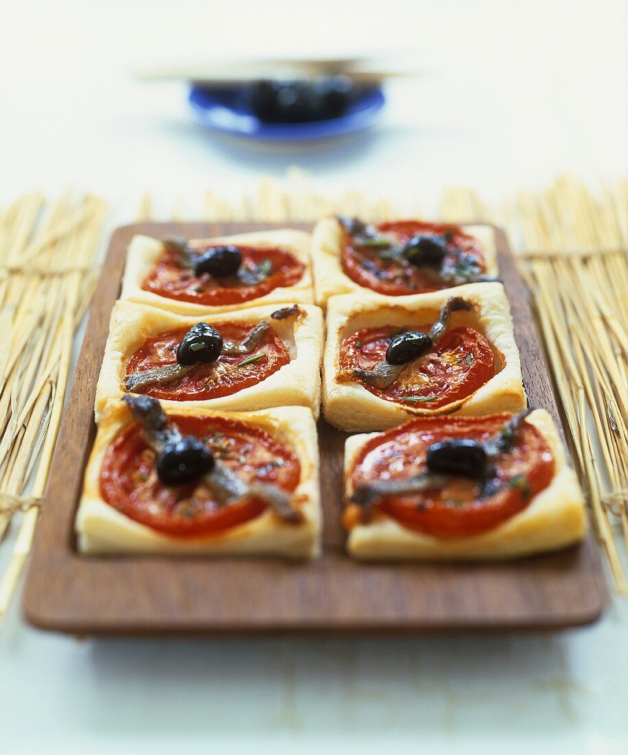 Blätterteigschnitten mit Tomaten, Oliven & Anchovis