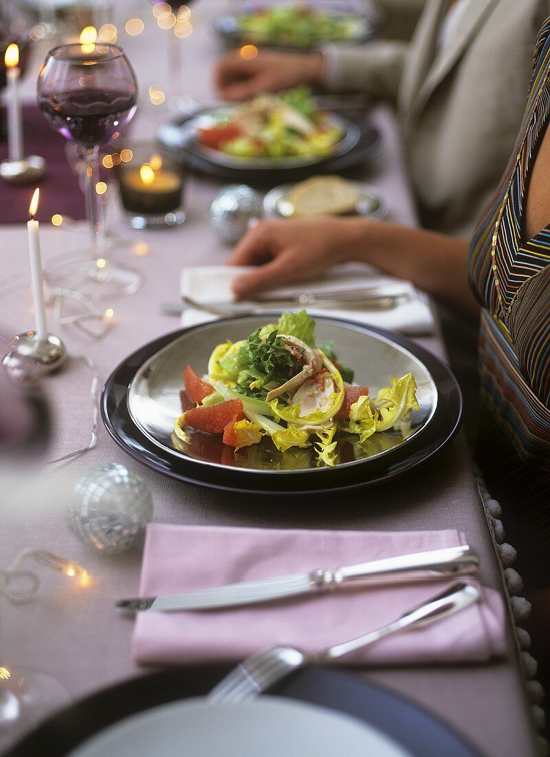 Salad leaves with chicken breast, grapefruit & coconut vinaigrette