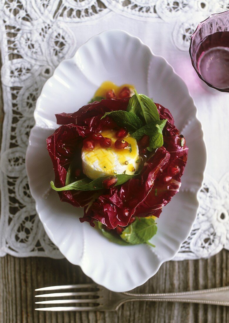 Radiccio-Ziegenkäse-Salat mit Granatapfel & Honig-Dressing
