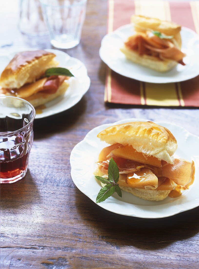 Puff pastries filled with melon and Serrano ham