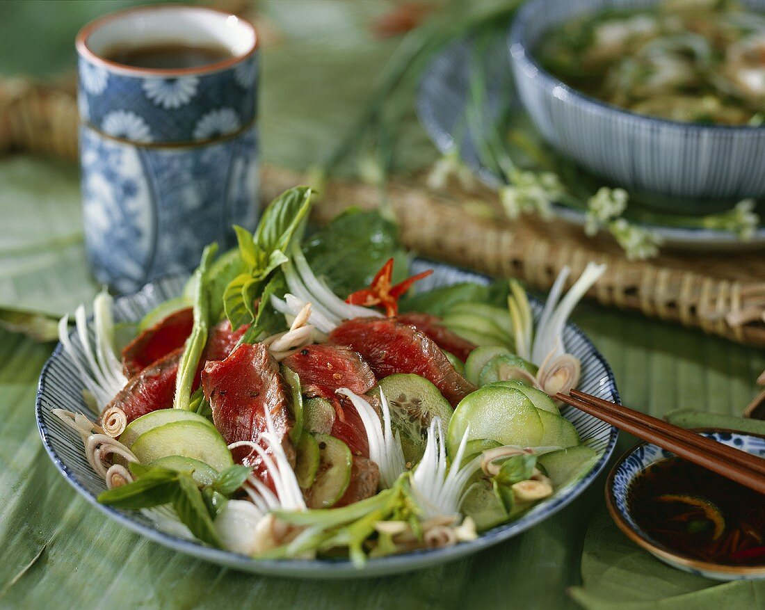 Asiatischer Gurkensalat mit Rinderfleisch