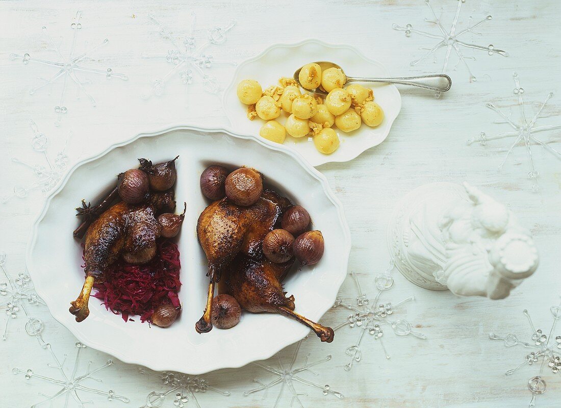 Gänsekeulen mit Pflaumenwein, dazu Rotkraut und Miniknödel