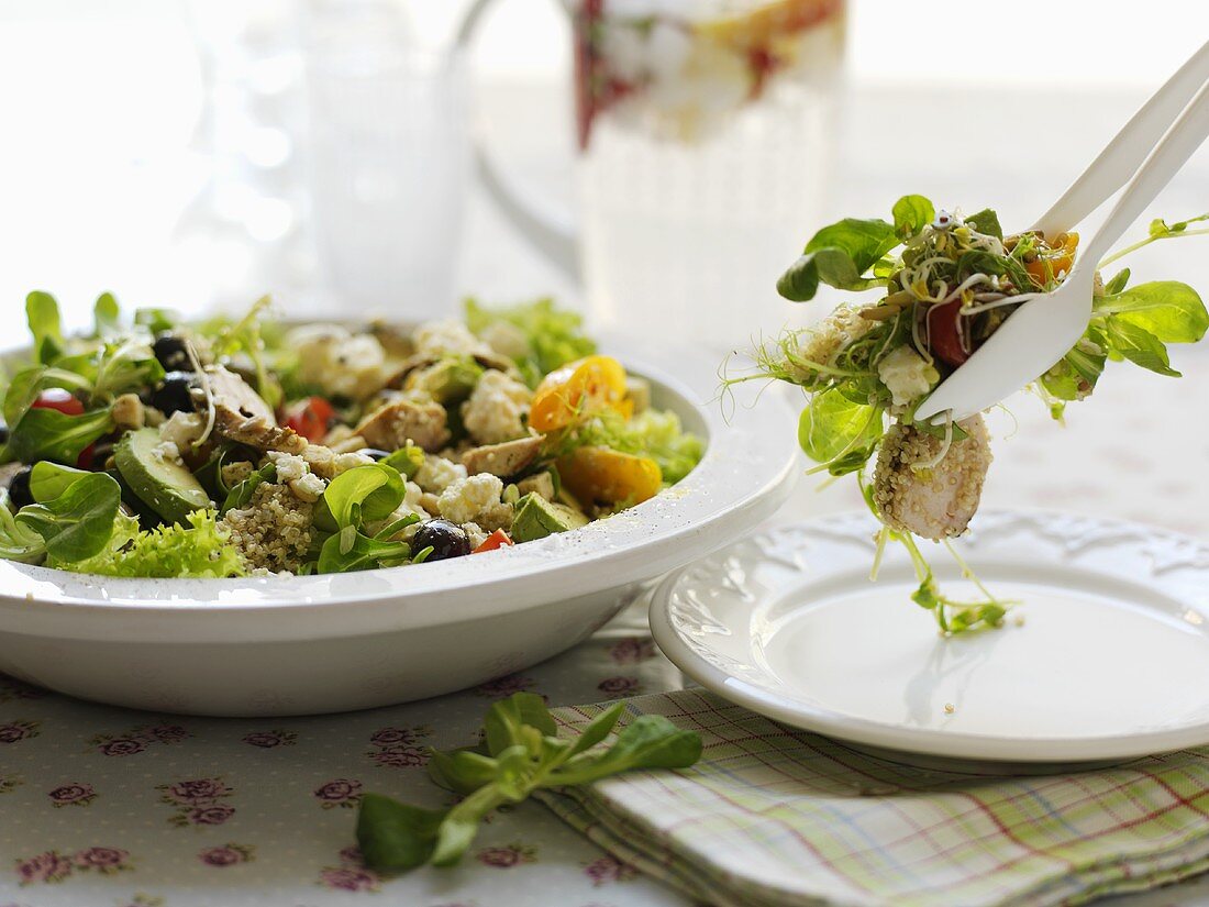 Mixed salad with vegetables, poultry meat and quinoa