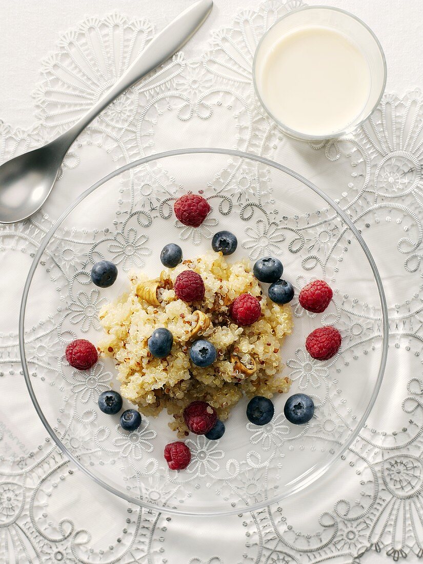 Quinoa-Brei mit Feigen und Beeren