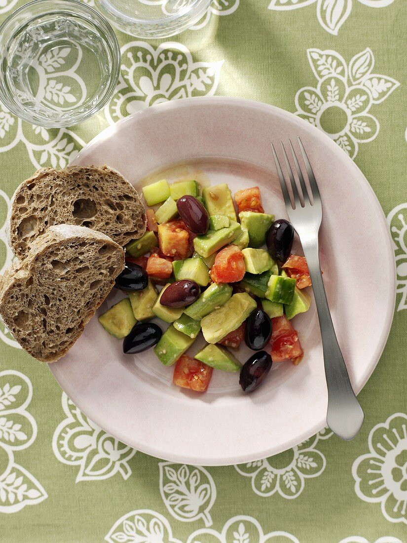 Avocadosalat mit Tomaten und Oliven