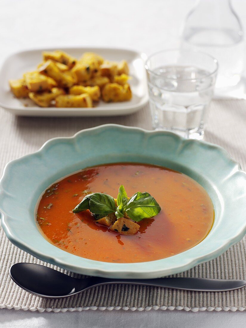 Tomatensuppe mit Basilikum und Croûtons