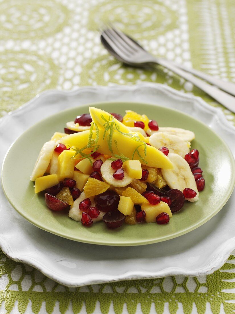 Mango-Bananen-Salat mit Orangen, Trauben und Granatapfel