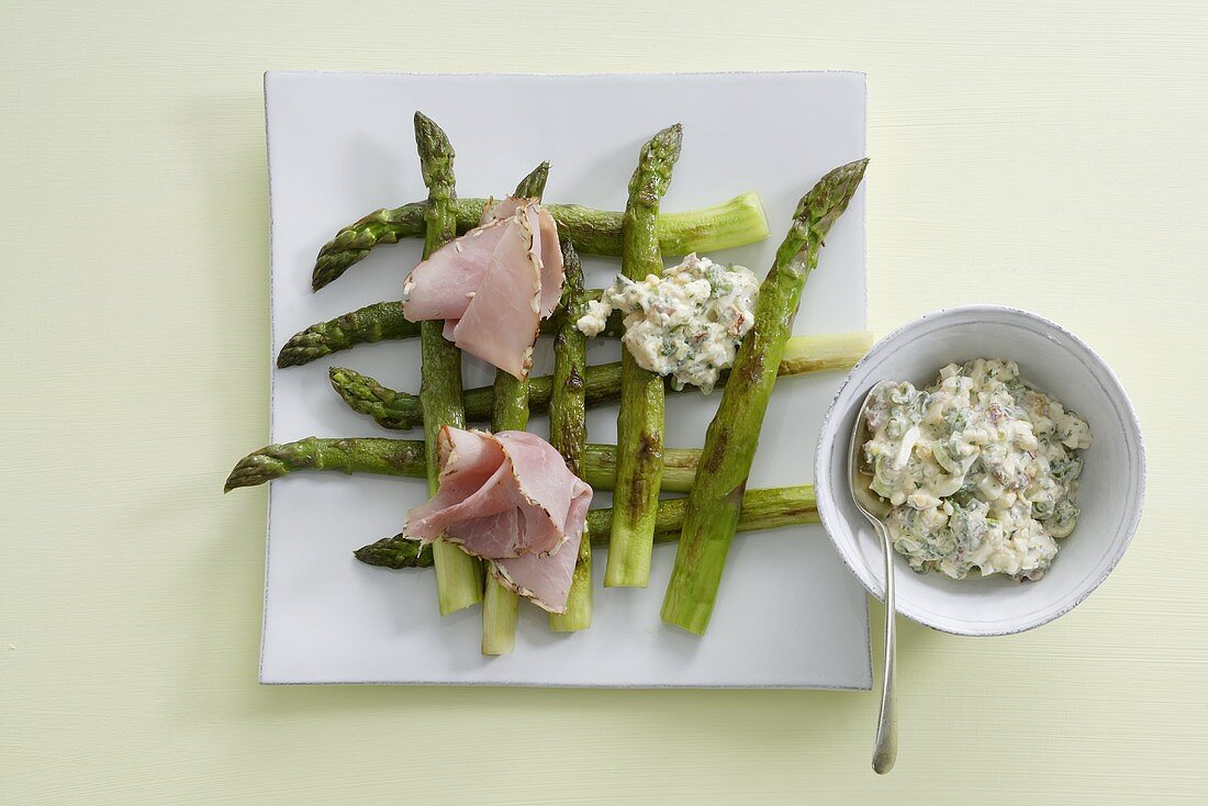 Grüner Spargel mit Schinken & Eier-Schafskäse-Sauce