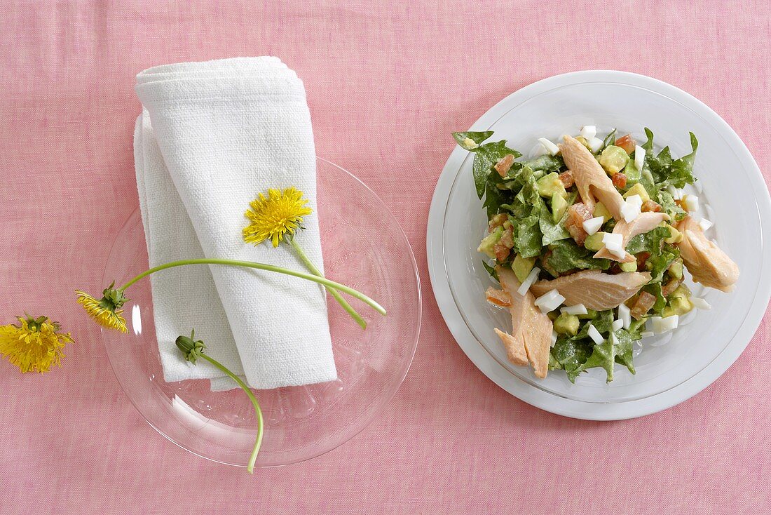 Löwenzahnsalat mit Avocado, Ei & Räucherfisch