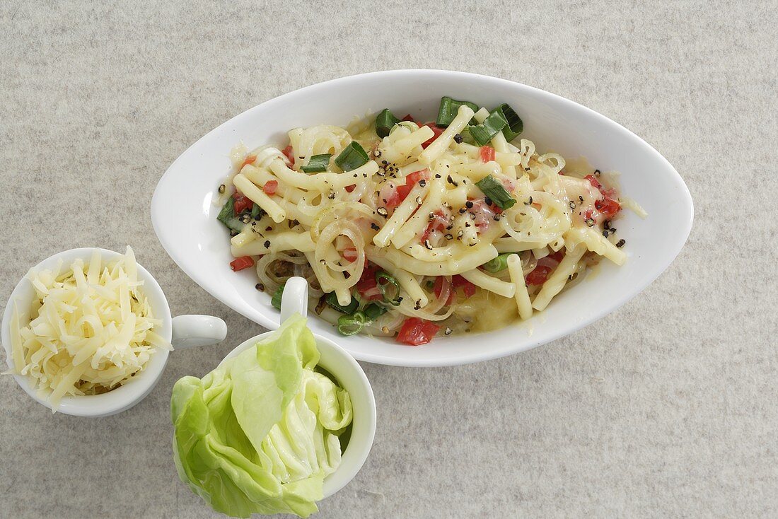 Käsenudeln mit Frühlingszwiebeln und Tomaten