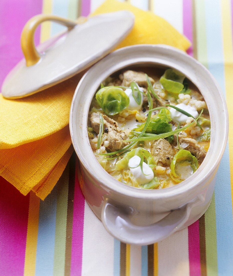 Graupensuppe mit Kalbfleisch, Wirsing und Rosenkohl