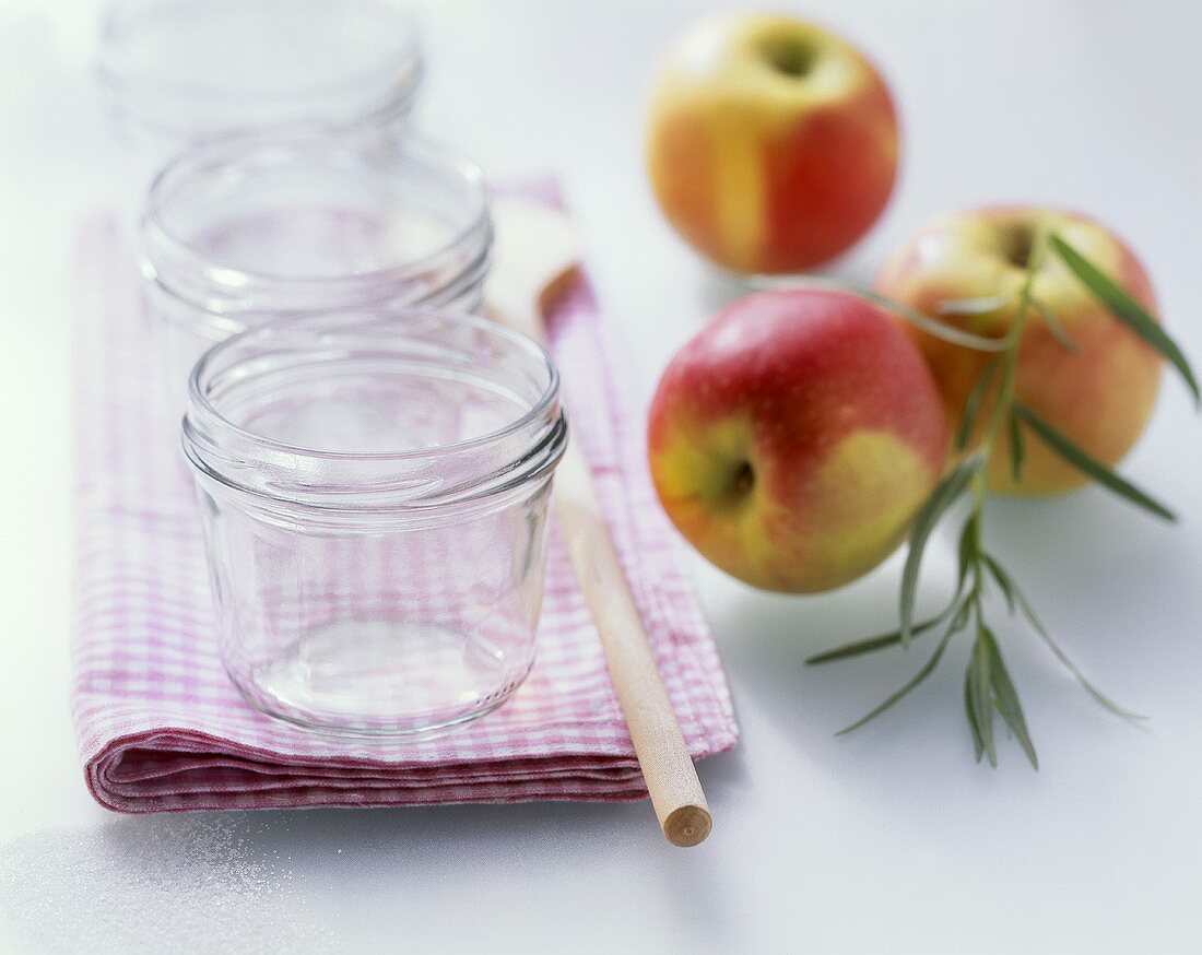 Einmachgläser und frische Äpfel