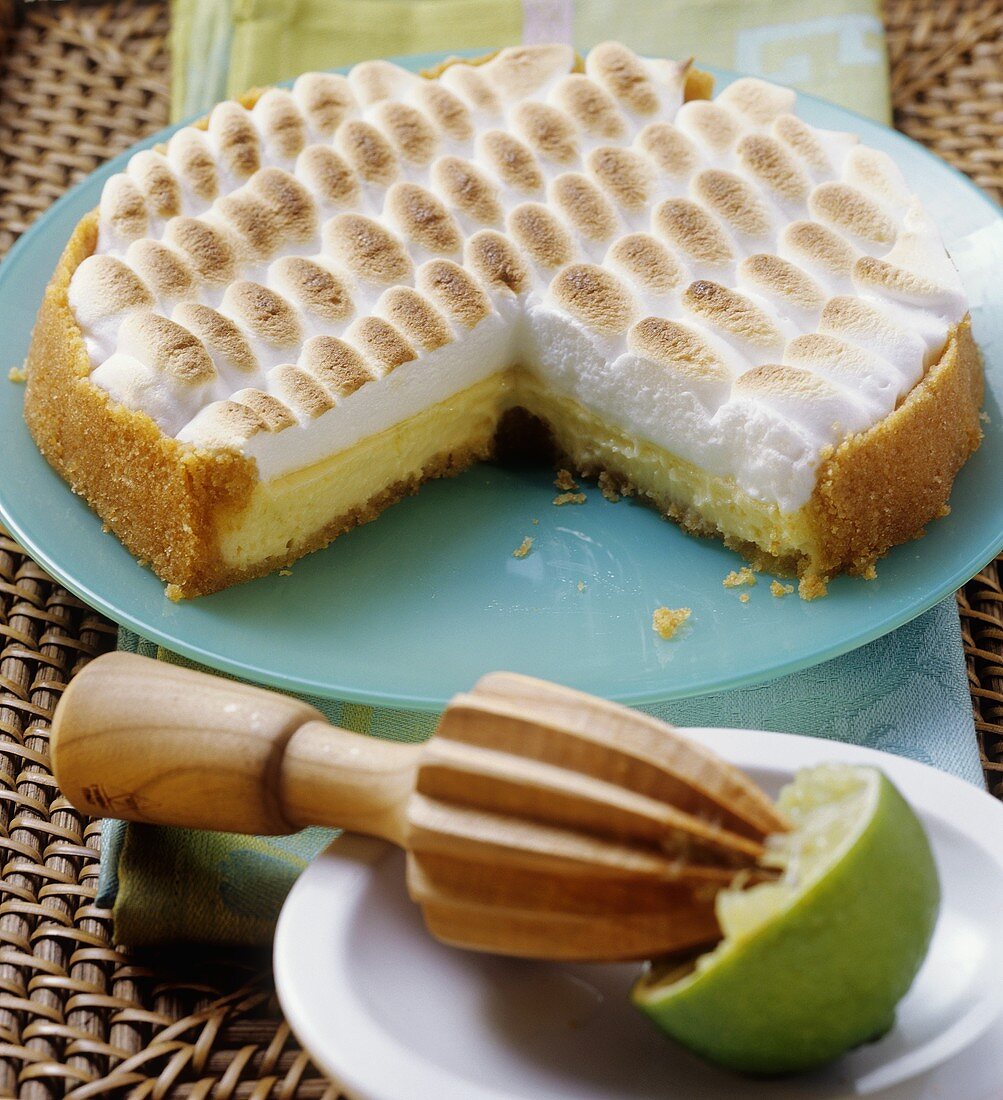 Limetten-Frischkäse-Torte mit Baiserhaube