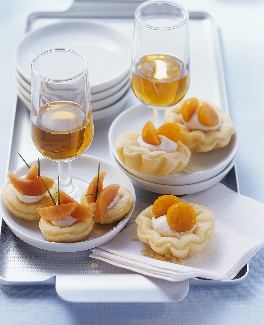 Brioche tarts with savoury papaya cream, with an aperitif