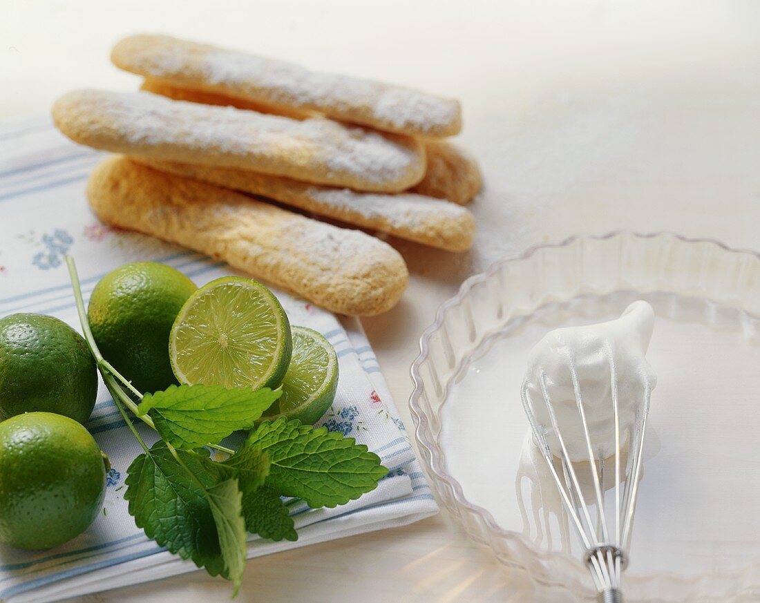 Schneebesen, Eischnee, Kuchenform, Limetten, Löffelbiskutis