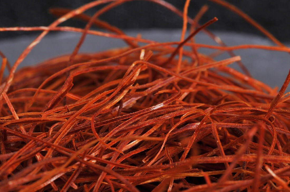 Finely shredded chilli (chilli threads)