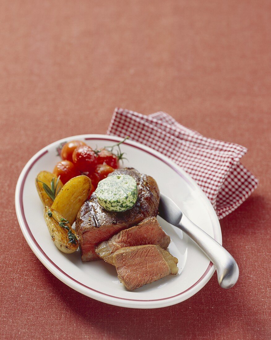 Rindersteak mit Kräuterbutter, Ofenkartoffeln, Tomaten