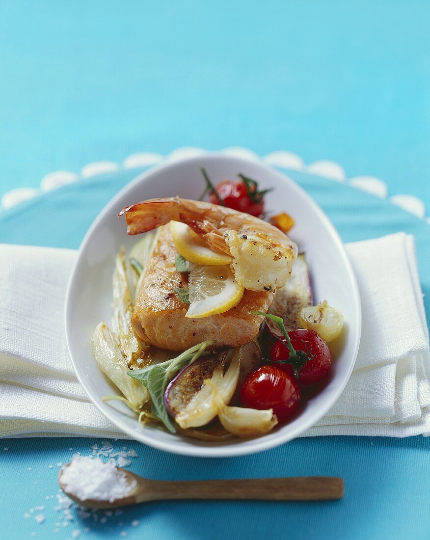 Lachsfilet & Garnelenschwanz auf Ofengemüse