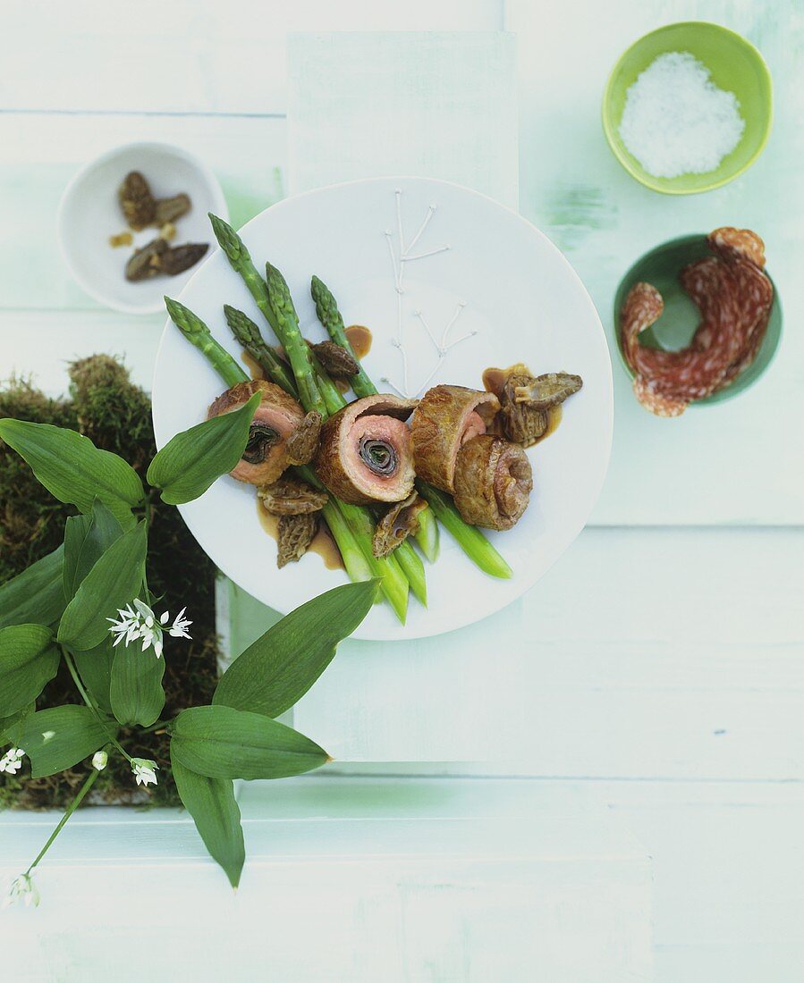 Kalbs-Involtini mit Bärlauch und Salami auf grünem Spargel