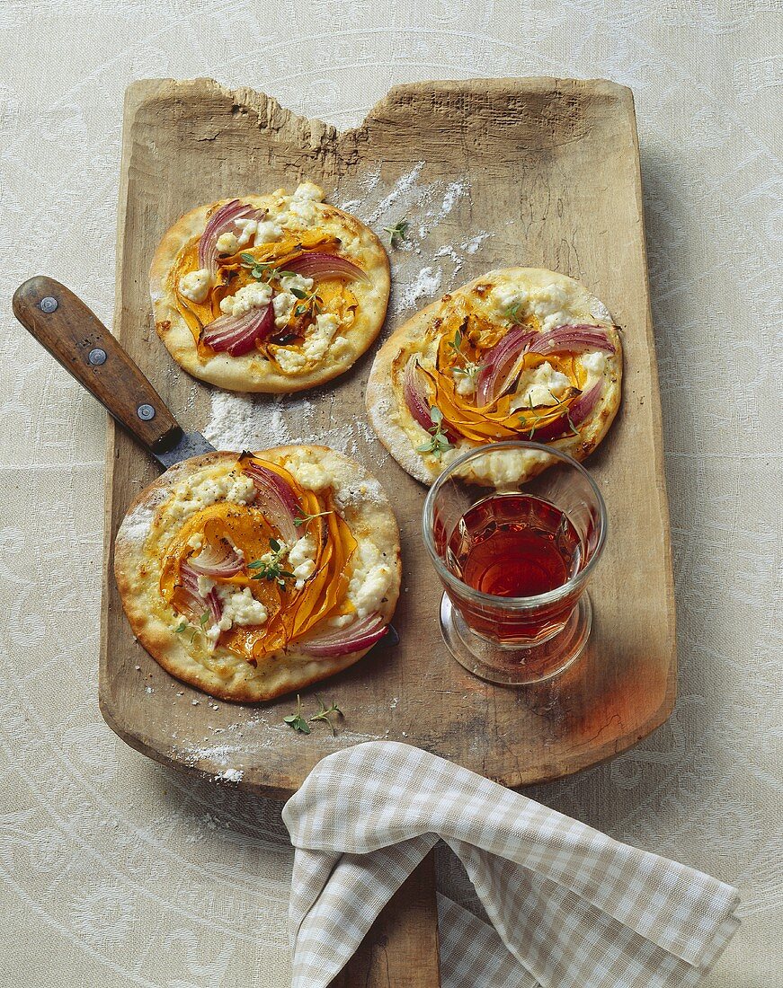 Kürbis-Flammkuchen mit Zwiebeln und Feta