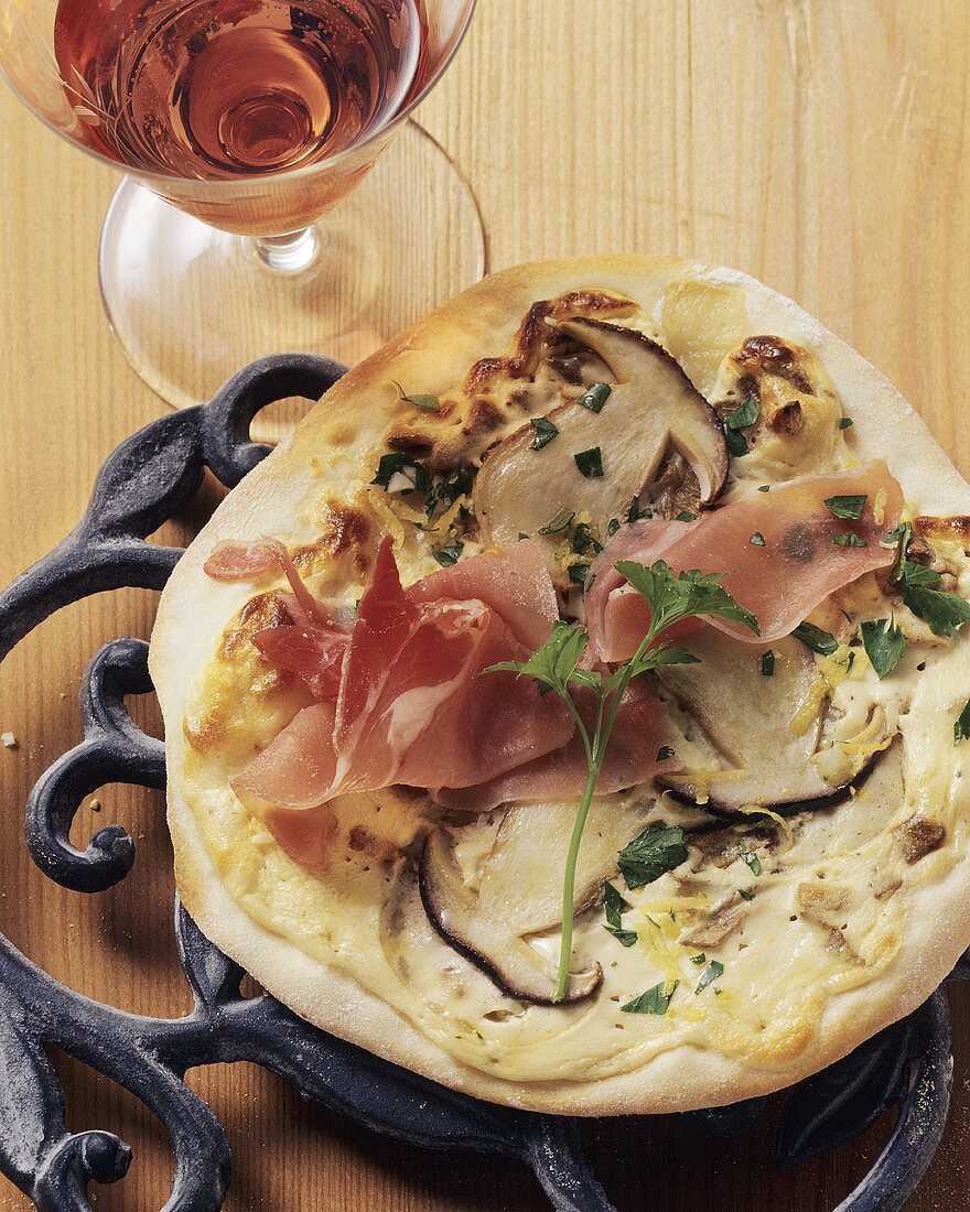 Tarte flambée with ham and ceps