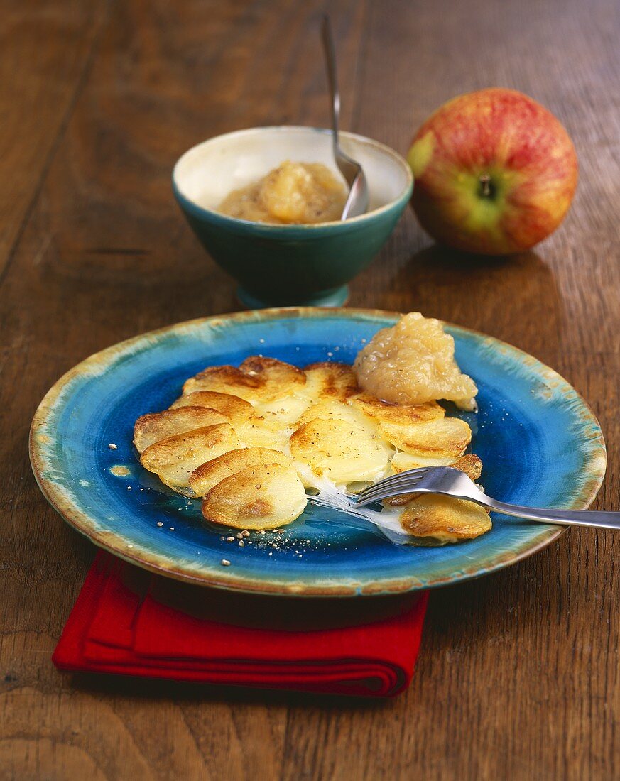 Kartoffel-Käse-Pfanne mit pikantem Apfel-Zwiebel-Mus