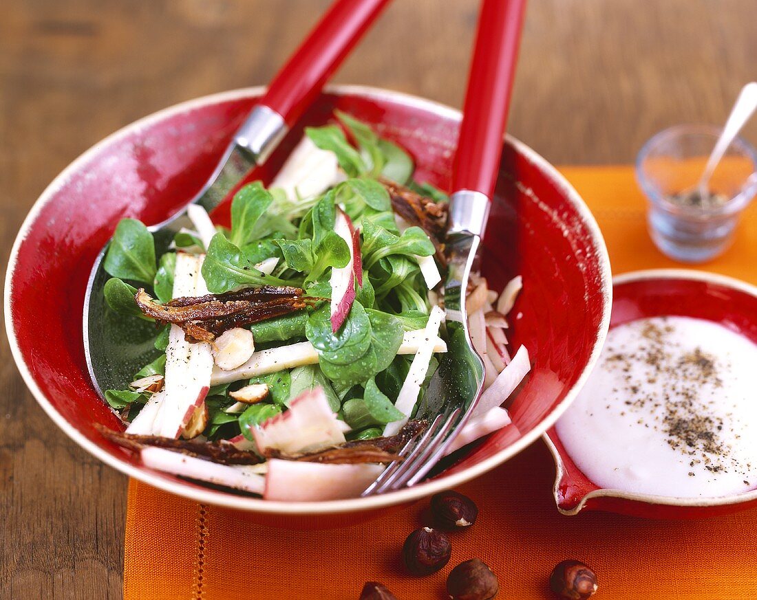 Feldsalat mit Sellerie, Datteln und Haselnüssen