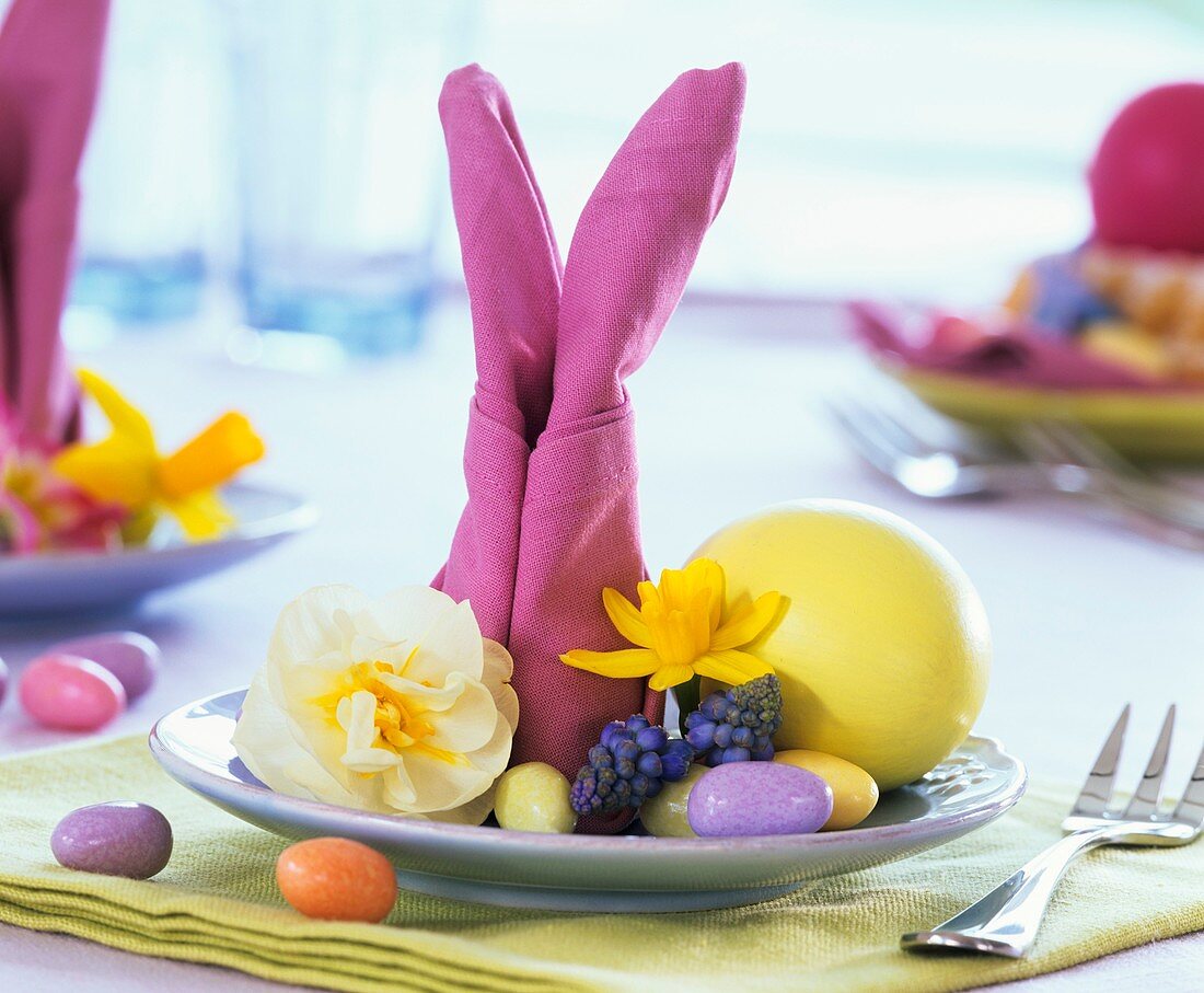 Easter plate with flowers, eggs & rabbit napkin