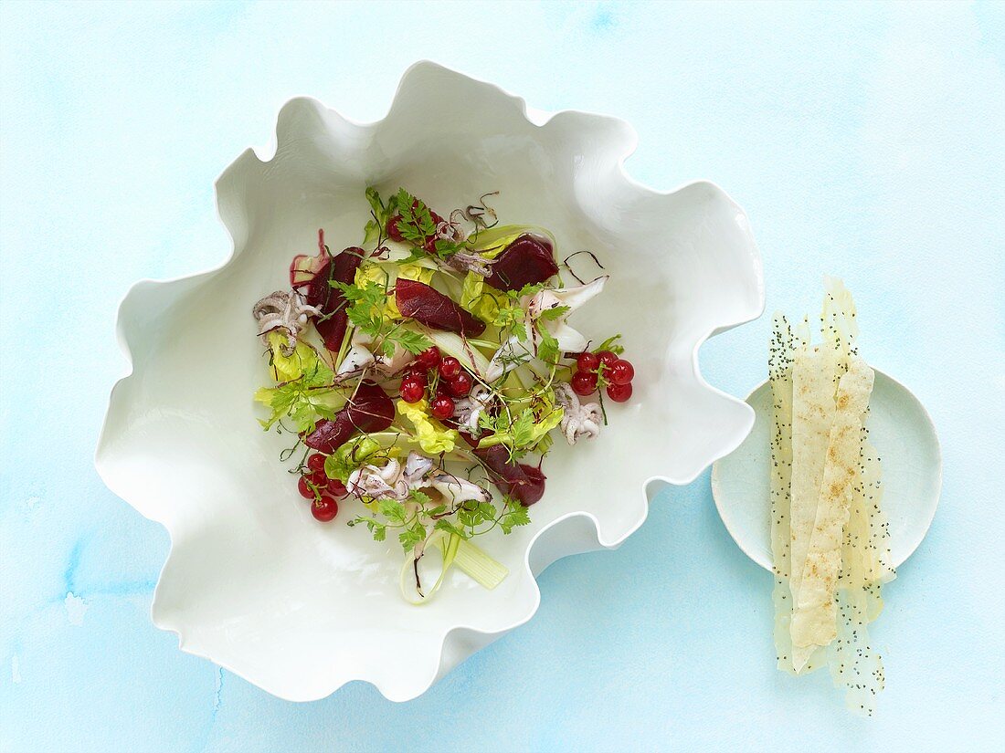 Gemischter Salat mit Johannisbeeren und Tintenfisch