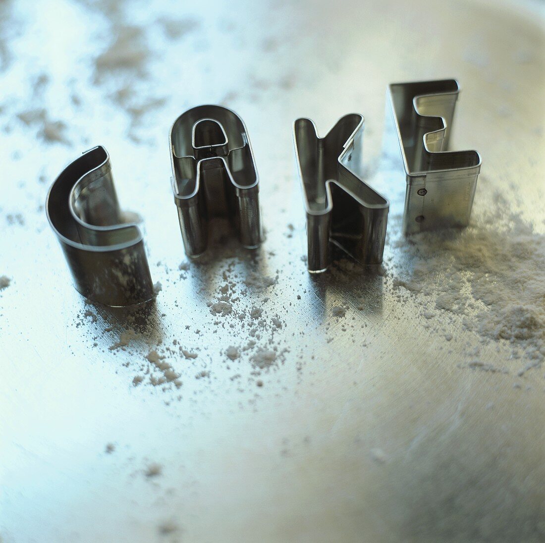 Ausstechformen bilden den Schriftzug 'Cake' (Kuchen)