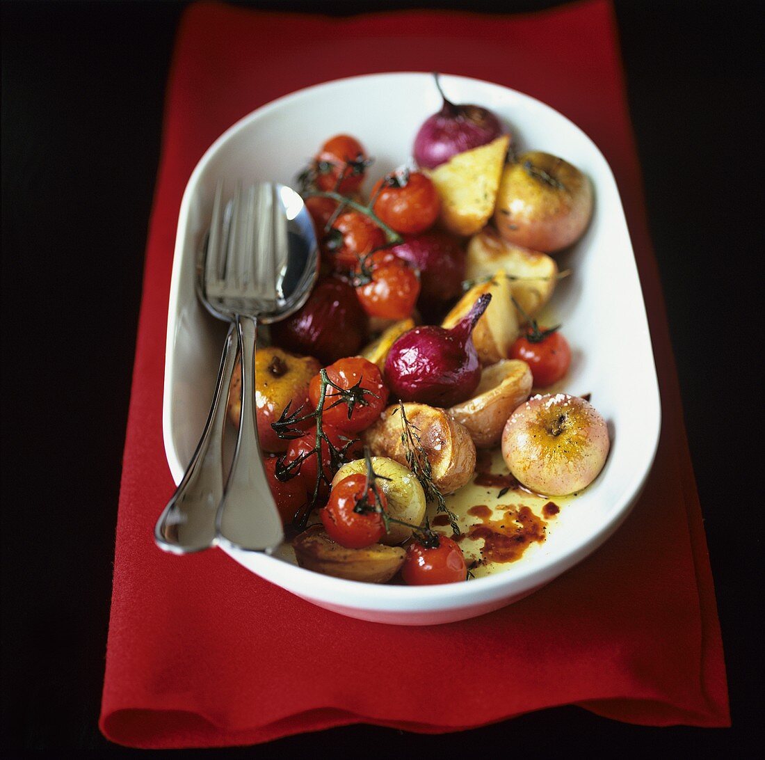 Gebratene kleine Äpfel, Zwiebeln & Tomaten mit Kräutern