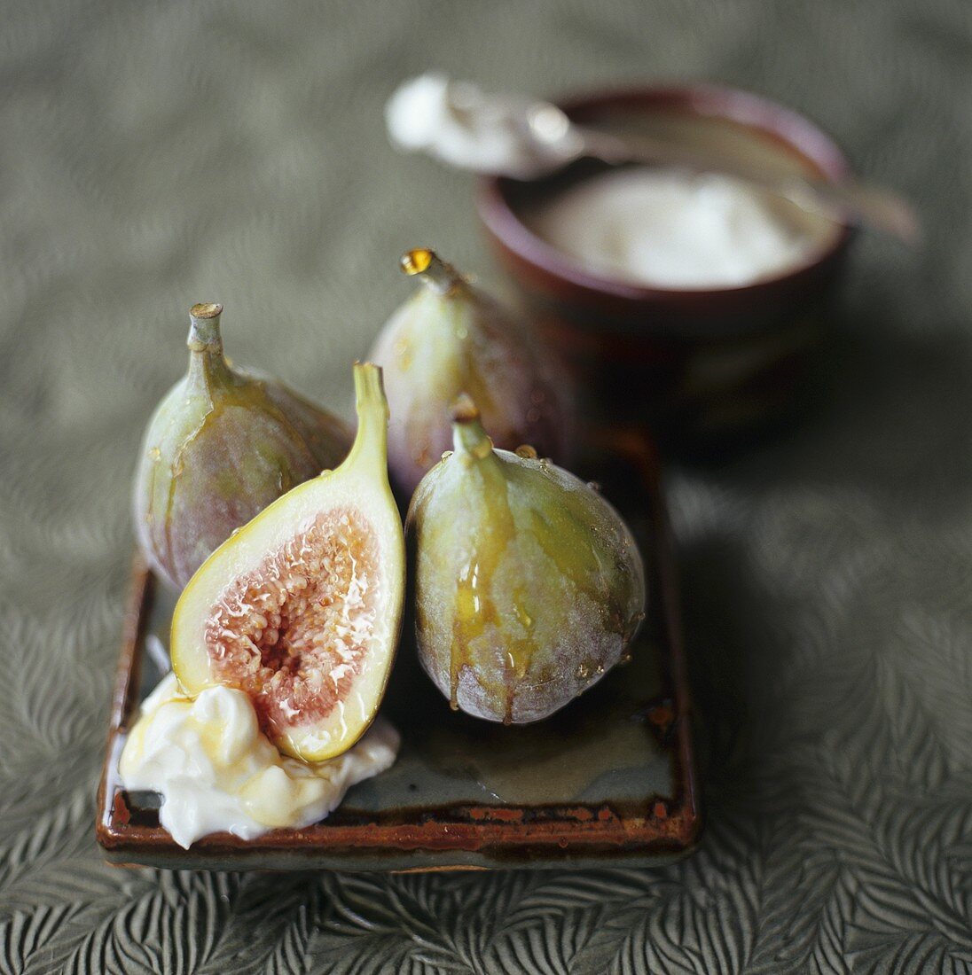 Fresh figs with yoghurt and honey