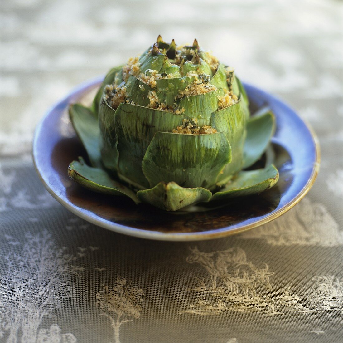 Gebackene Artischocke mit Zitronen-Knoblauch-Bröseln