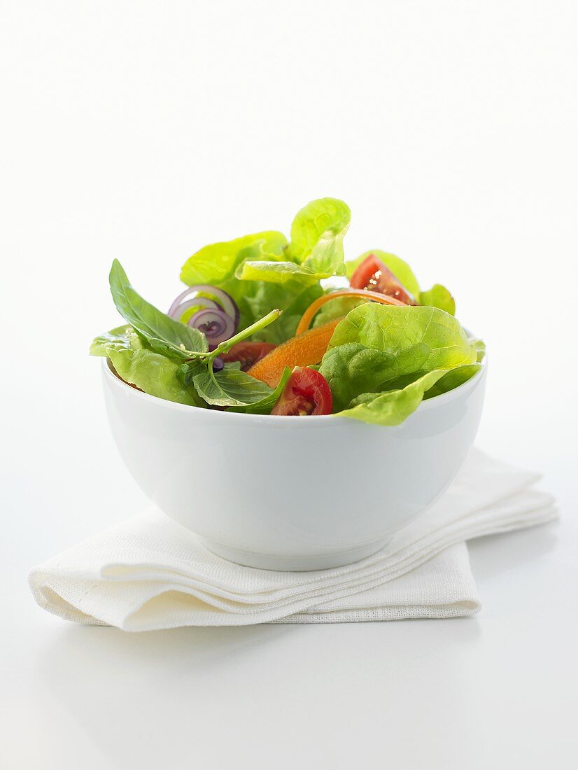 Ein Schälchen grüner Salat mit Gemüse & Basilikum