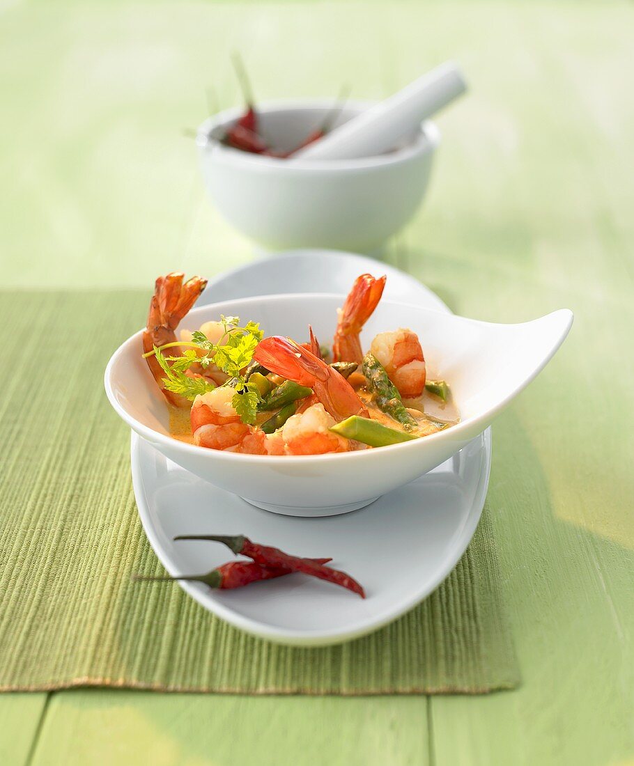 Fried prawns with asparagus & coconut curry sauce (Thailand)