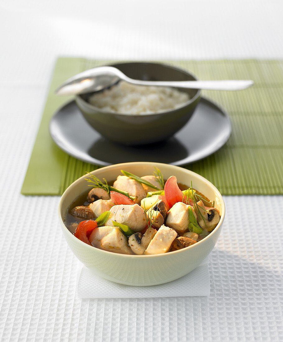 Gekochtes Hühnchen mit Champignons, Tomaten und Dill