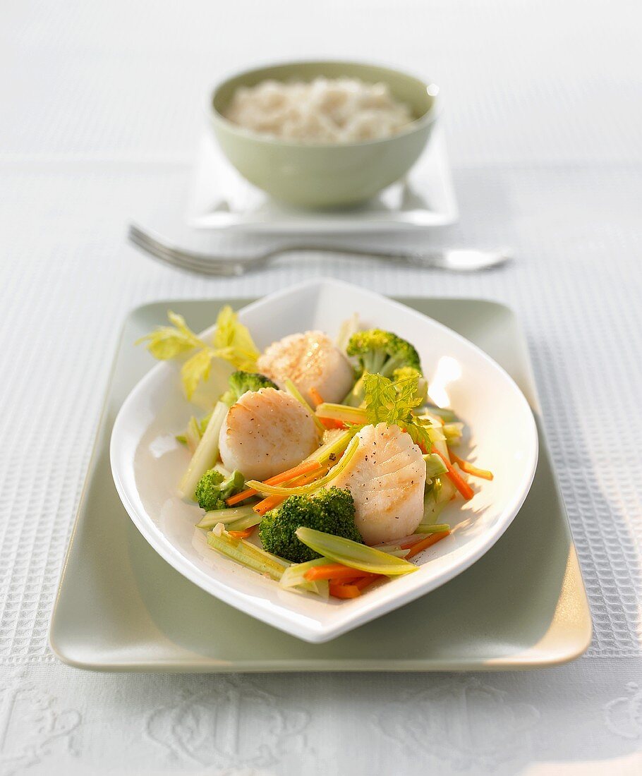 Scallops with broccoli, celery and carrots