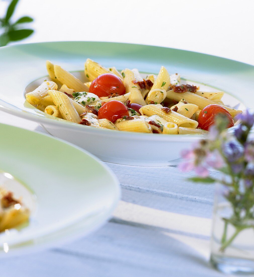 Penne mit Kirschtomaten, Knoblauch und roten Zwiebeln