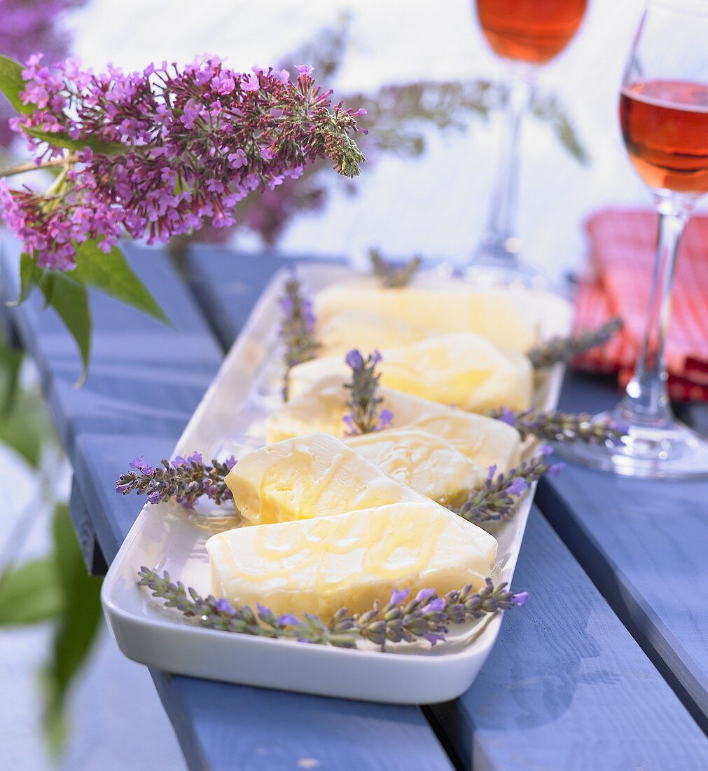 Lavendel-Sahne-Eis mit Lavendelhonig und einem Glas Rosewein