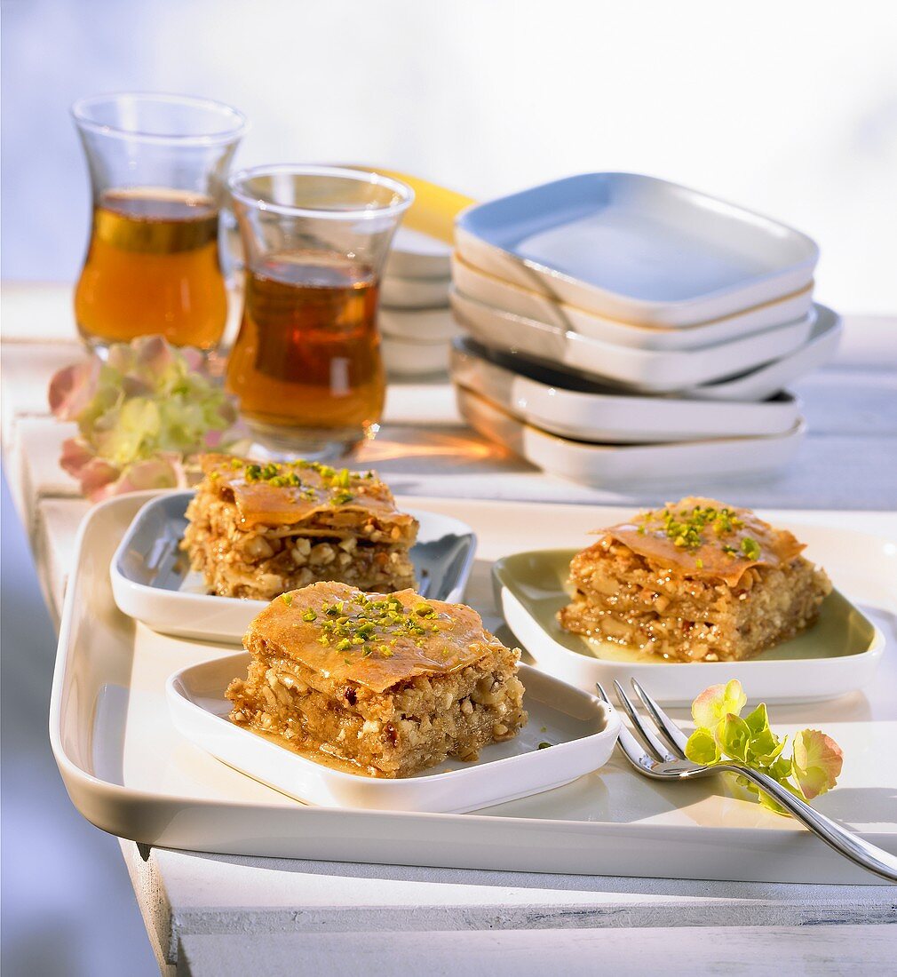 Drei Stücke Baklava (Sirupgebäck, Türkei) und Tee in Gläsern