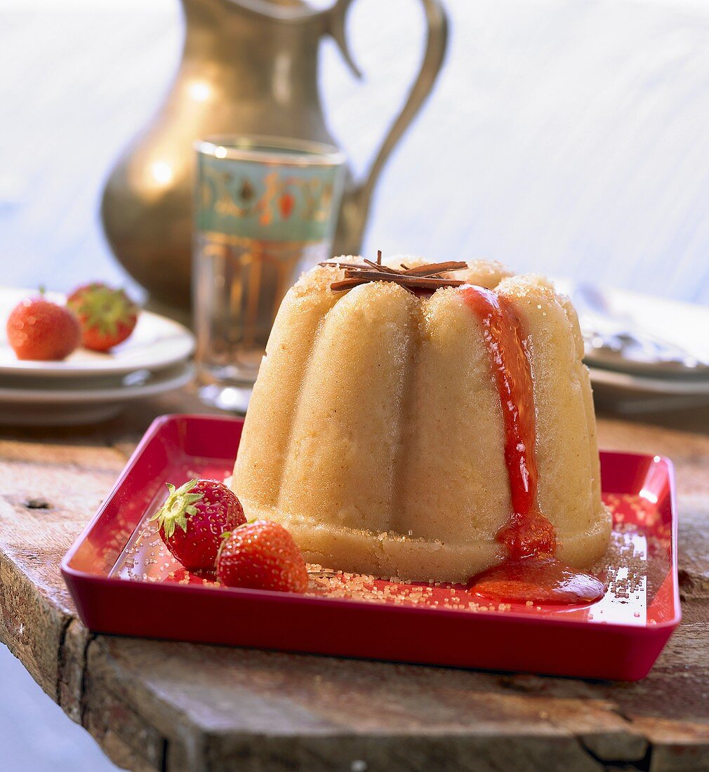 Ein Halva-Grießpudding mit Erdbeersauce