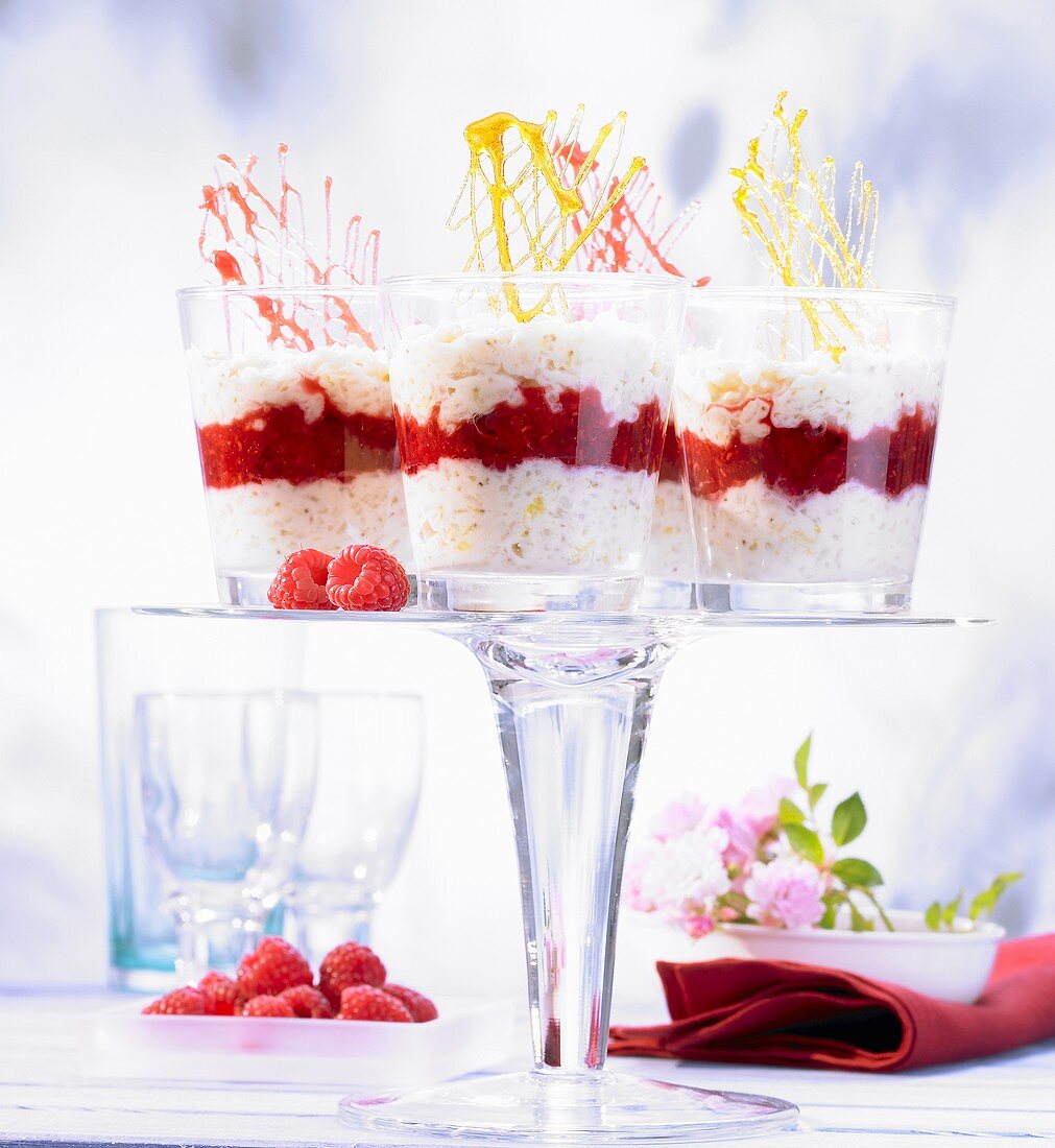 Mehrere Gläser Risotto mit Schokolade, Feigen und Himbeeren