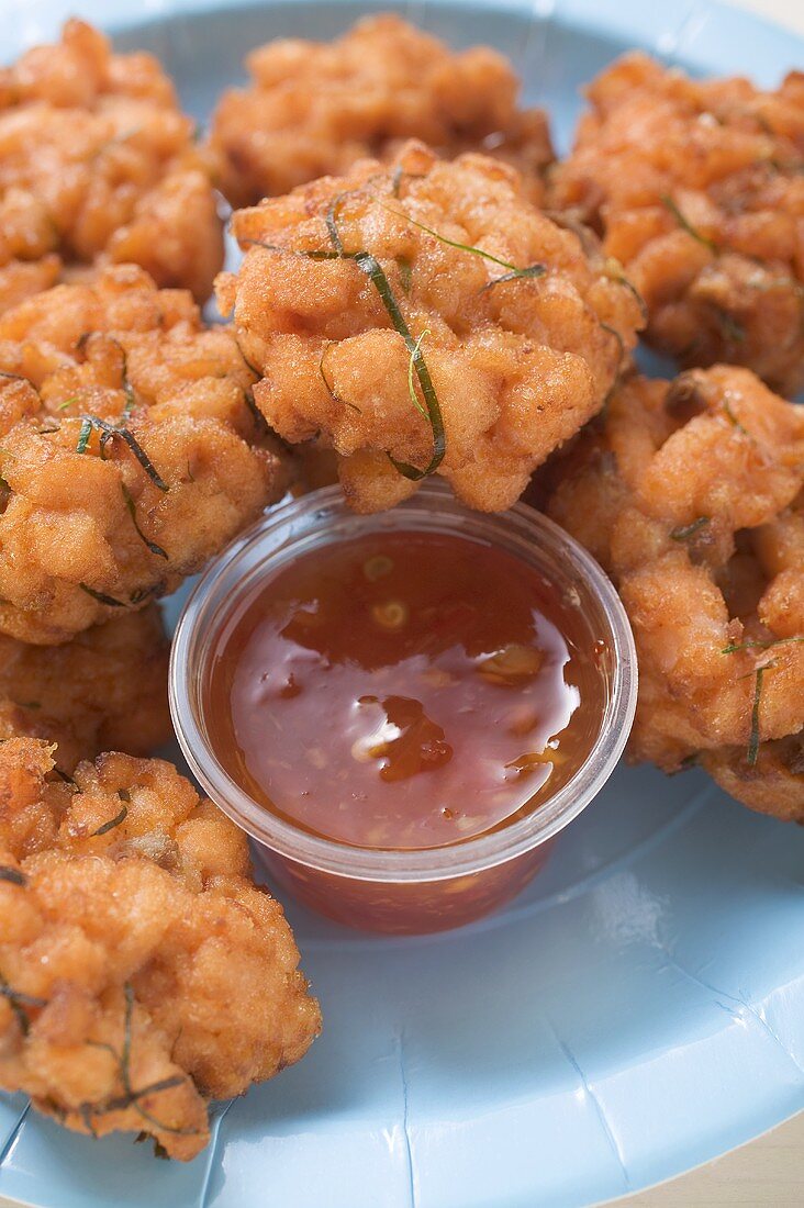 Scharfe Lachsplätzchen mit süß-saurem Chili-Dip