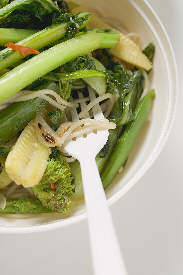 Eine asiatische Suppenschüssel mit Nudeln und Gemüse (Detailaufnahme)