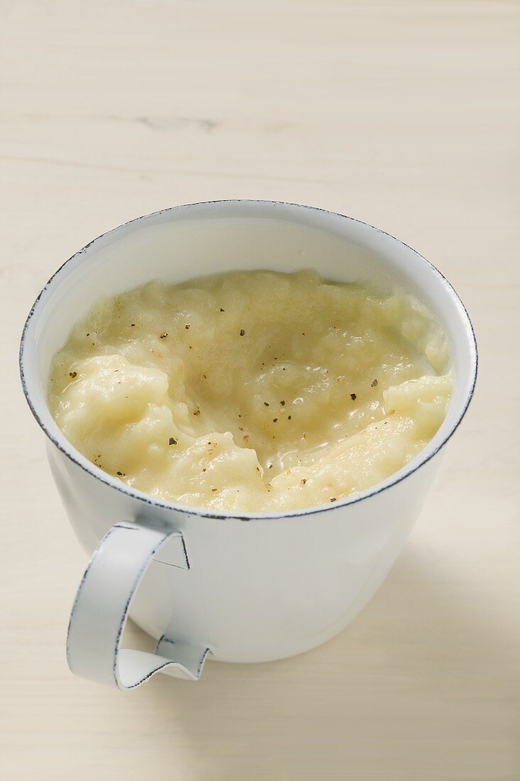 Eine Tasse mit Kartoffel-Sellerie-Püree