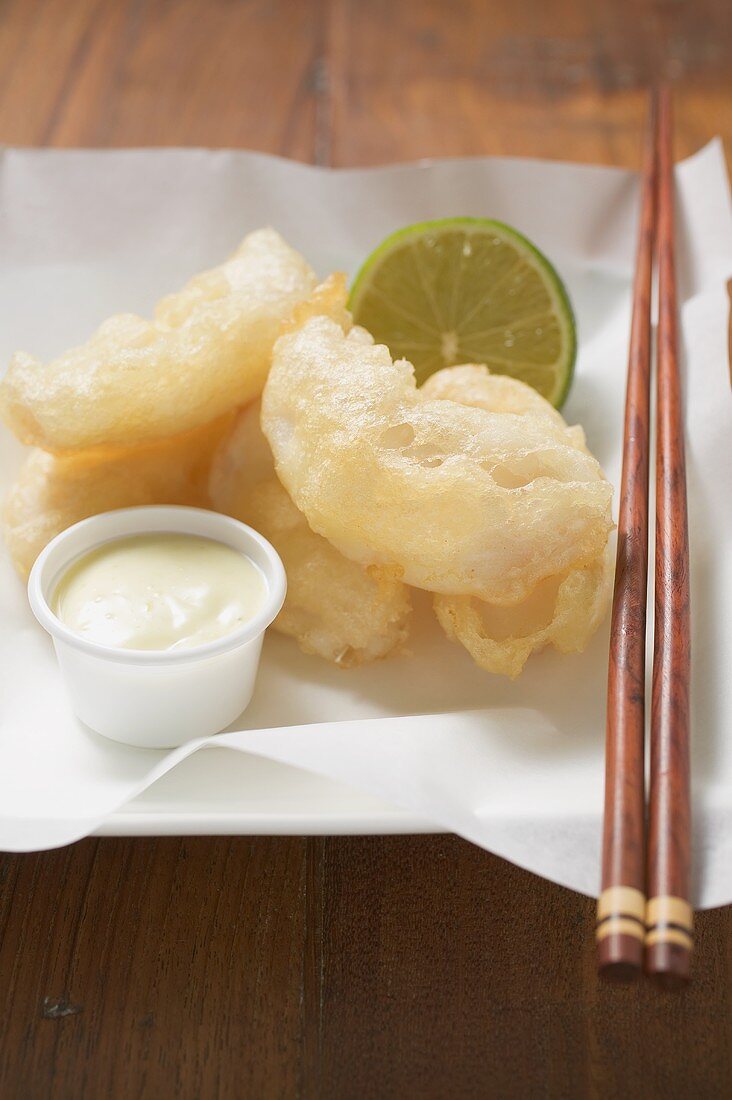 Tempura-Häppchen mit Limettenmayonnaise und Essstäbchen