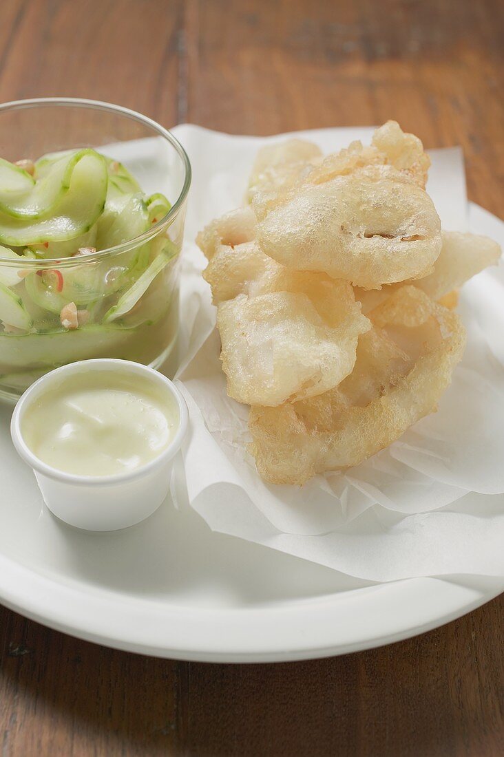 Tempura-Häppchen mit Mayonnaise und ein Glas Gurkensalat