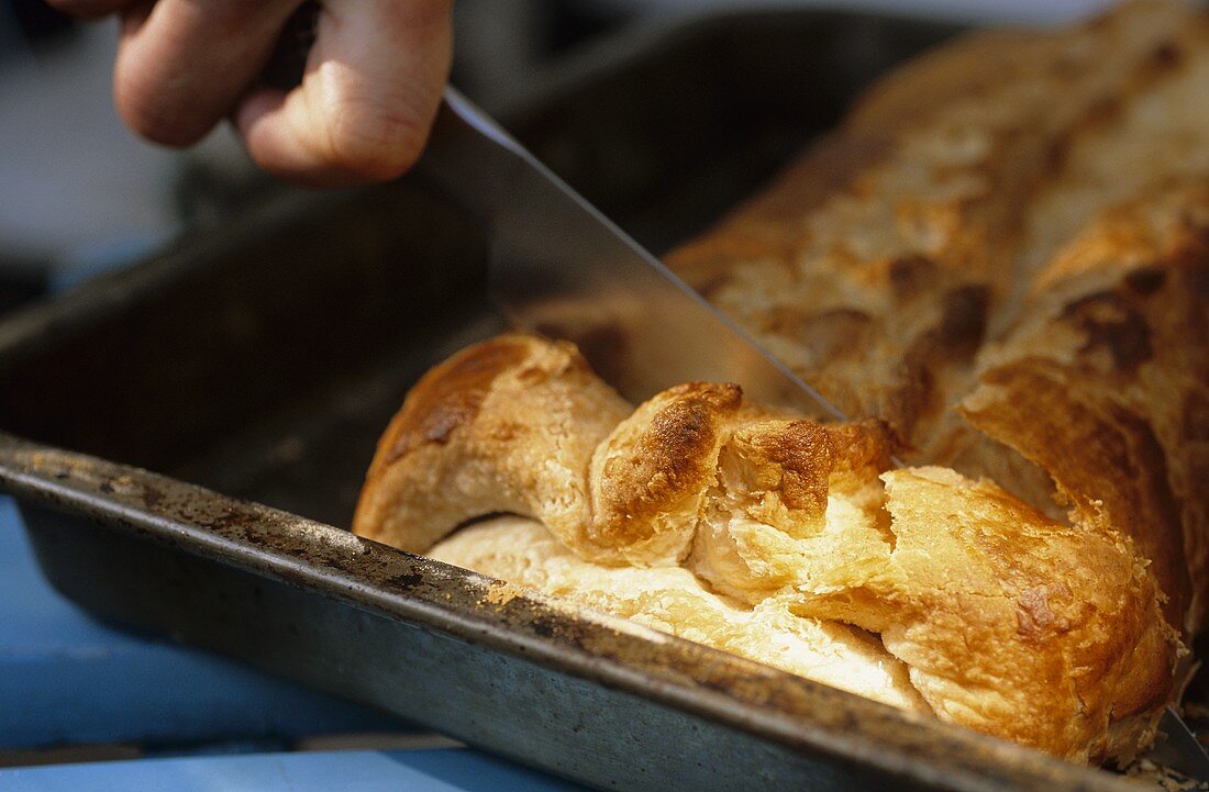 Blätterteigkuchen mit Quarkfüllung auf Backblech