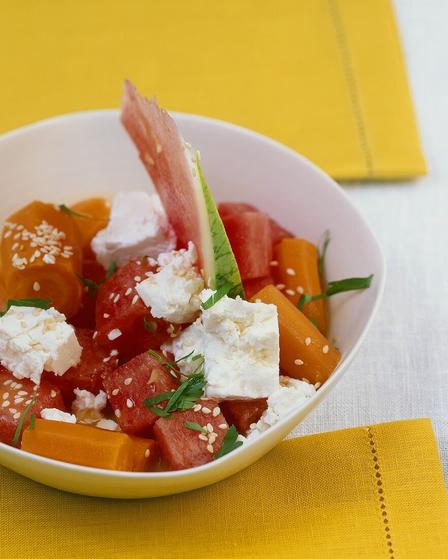 Melonen-Möhrensalat mit Feta und Sesam